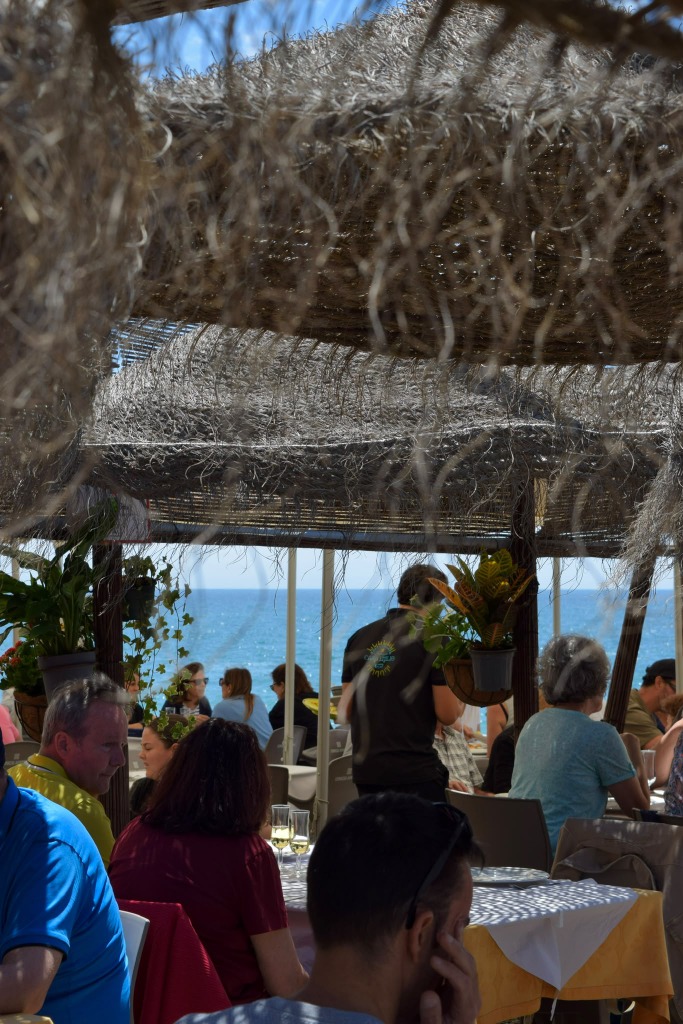 Ambiente chiringuito tradicional frente al mar en Casa Emilio Salobreña
