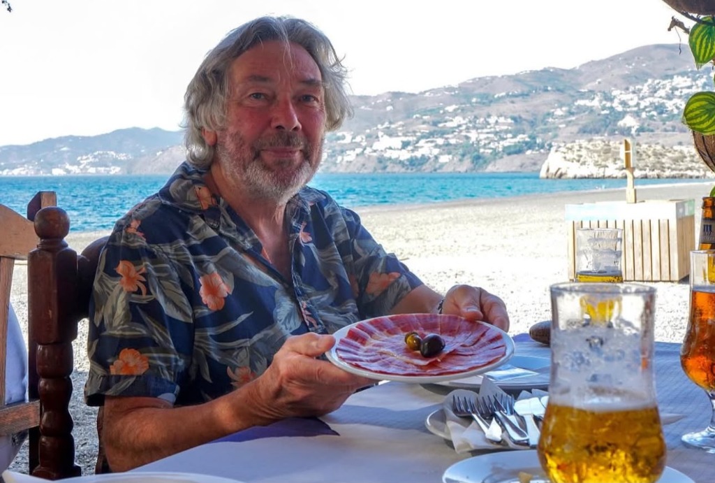 Momento gastronómico con jamón ibérico frente a la playa de Salobreña