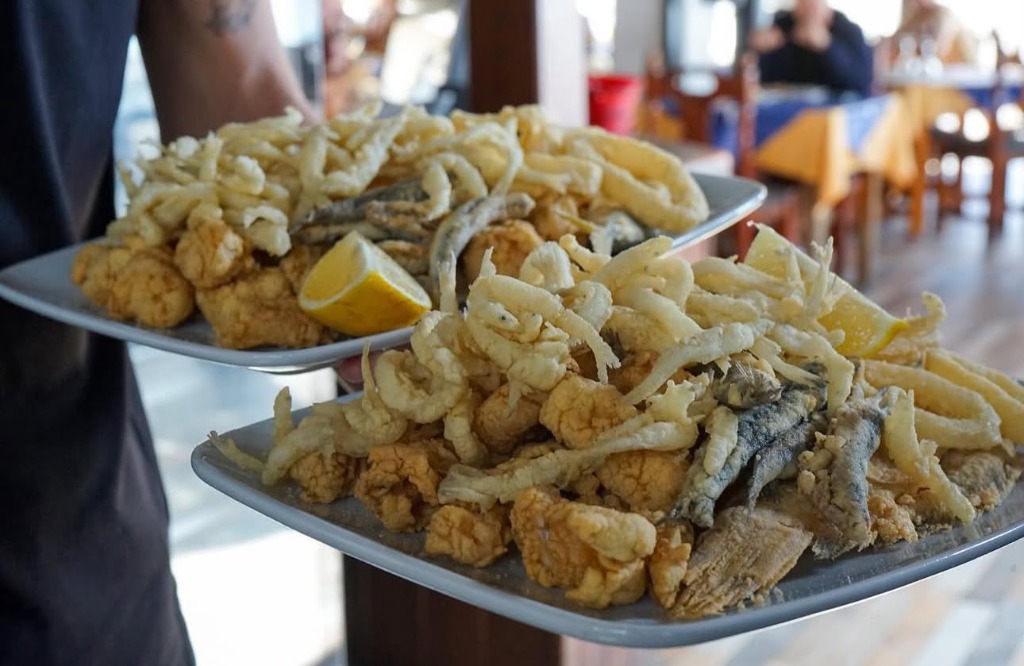 Platos abundantes de fritura mixta de pescado fresco