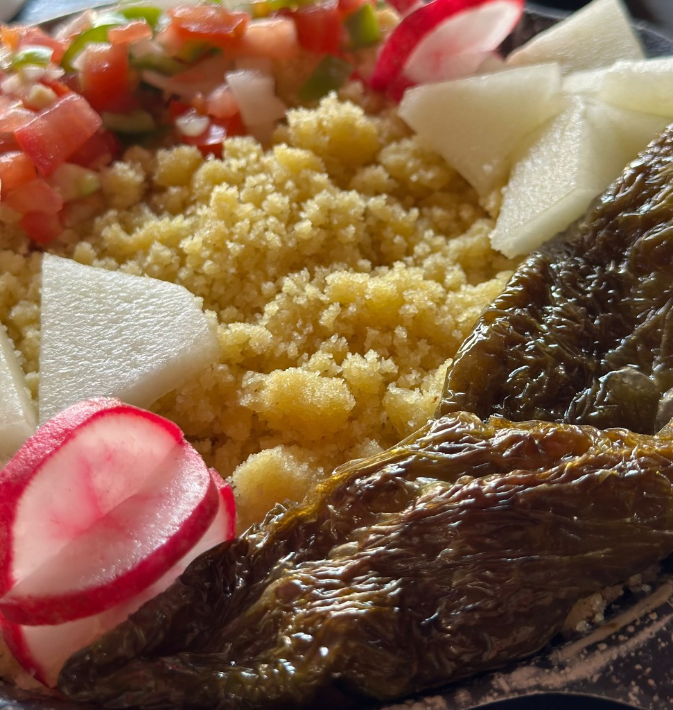 Plato de migas tradicionales con pimientos fritos y rábano