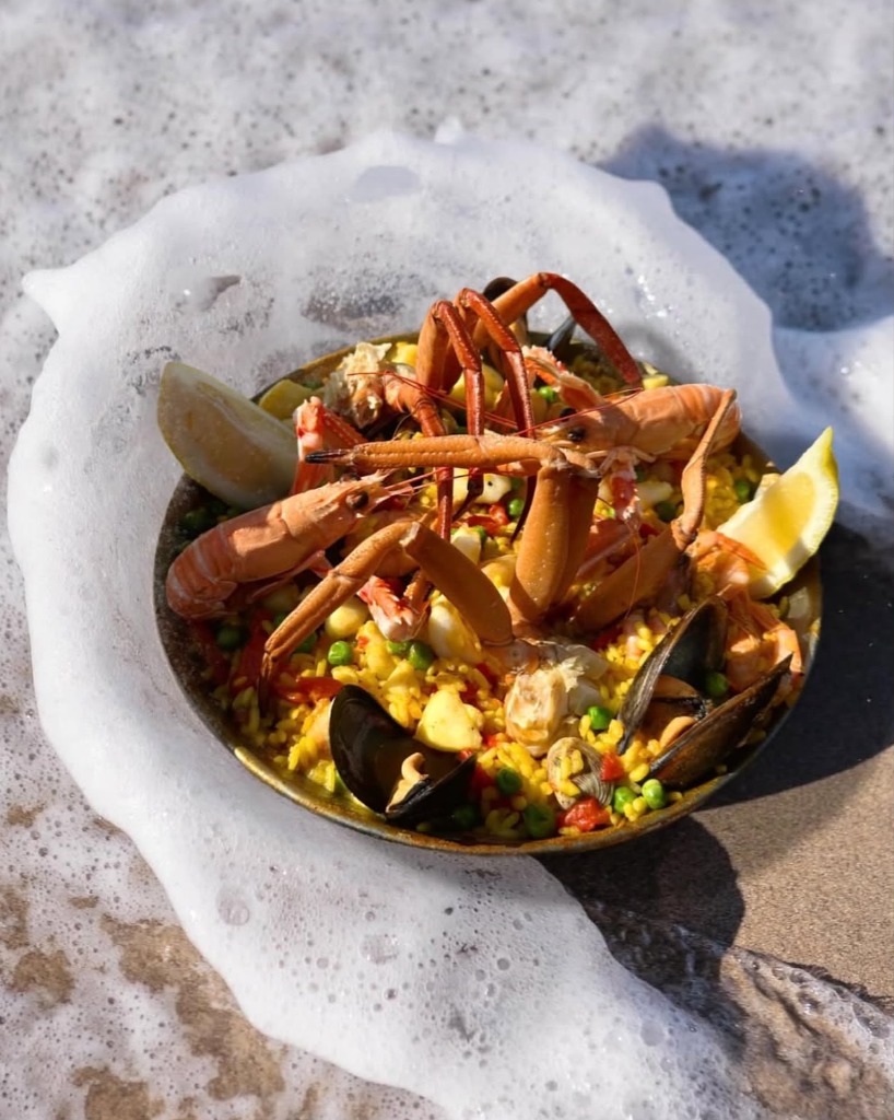 Paella de marisco con cigalas frente al mar en Casa Emilio