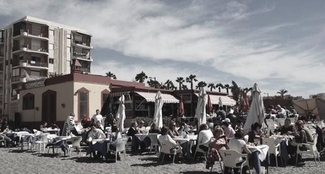 Terraza histórica de Chiringuito Casa Emilio en la arena de la playa de Salobreña