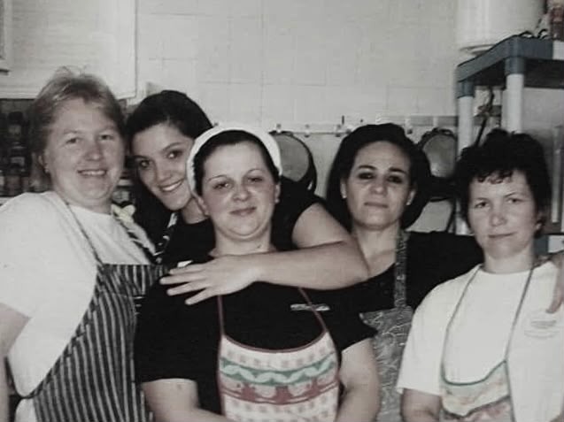 Equipo de cocineras de Casa Emilio en la cocina tradicional