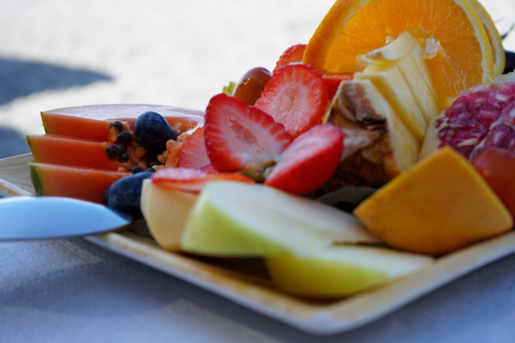 Detalle de frutas exóticas y fresas en la ensalada