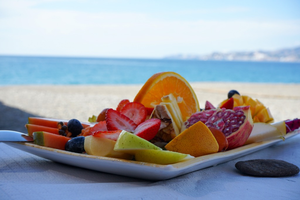 Ensalada tropical servida con vistas a la playa