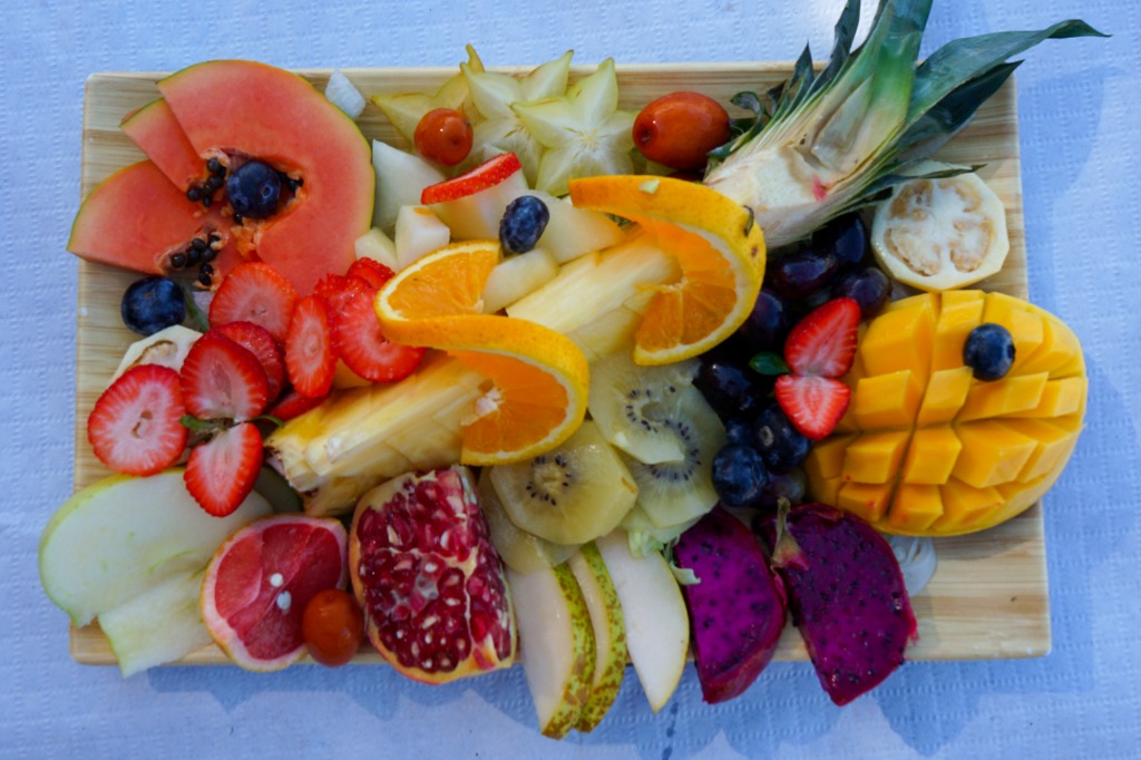 Presentación completa de la ensalada de frutas de temporada