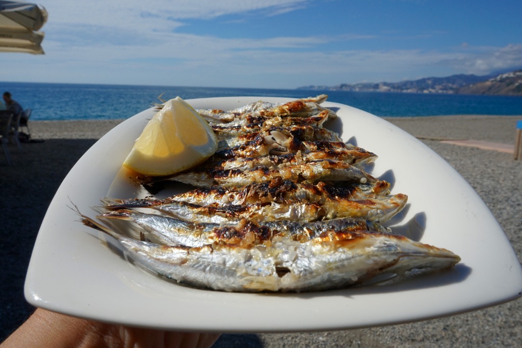 Espetos de Sardinas tradicionales de Casa Emilio servidos frente al mar