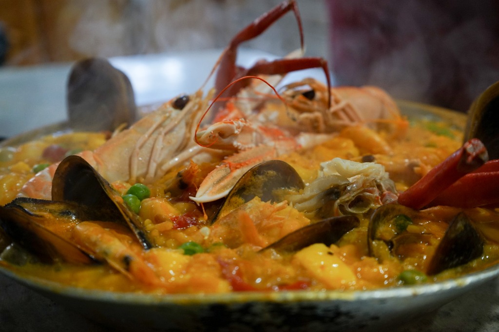 Arroz con Bogavante recién hecho en cocina de Casa Emilio