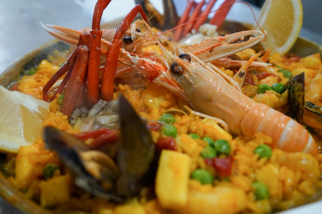 Detalle de bogavante y marisco sobre el arroz