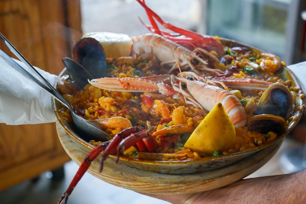 Plato listo de arroz con bogavante para servir