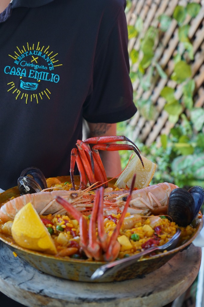 Servicio de arroz con bogavante en terraza frente al mar